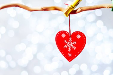 bir ip üzerinde asılı ahşap Noel süslemeleri Kalpler