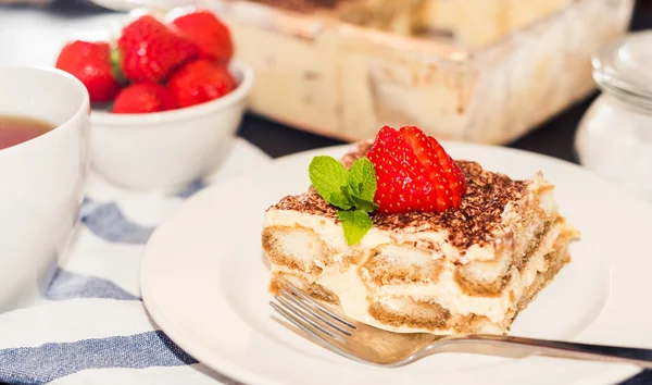 Torta tiramisù fatta in casa decorata con fragole Cucina italiana, Focus selettivo — Foto Stock