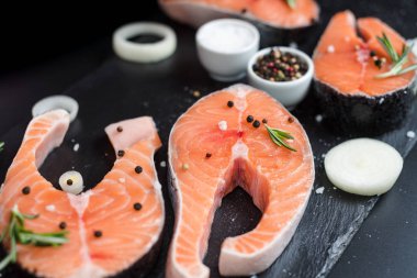 Karanlık taş zemin üzerine Çiğ somon biftek