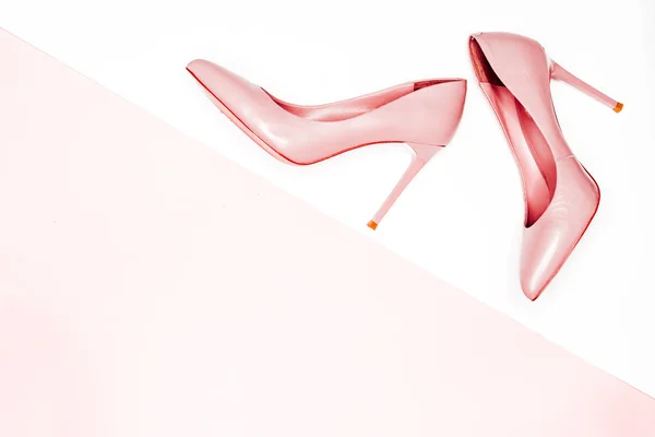 美容、アート最小限の方法概念。白い背景の上のピンクの裸の女性靴。フラット横たわっていた、トップ ビュー流行のファッション フェミニンな背景. — ストック写真