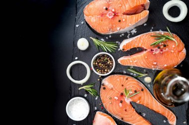 Taze çiğ hazırlıksız balık somon veya alabalık, biftek, bir tavada pişirme için tuz, biber siyah taş beton masaya, kopya alanı Üstten Görünüm