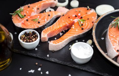 Taze çiğ hazırlıksız balık somon veya alabalık, biftek, bir tavada pişirme için tuz, biber siyah taş beton masaya, kopya alanı Üstten Görünüm