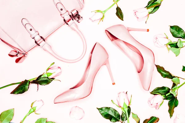美容、アート最小限の方法概念。ピンクの裸の女性の靴と白い背景の上にバッグ。フラット横たわっていた、トップ ビュー流行のファッション フェミニンな背景. — ストック写真
