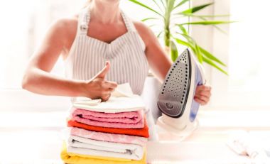 Ütü Masası elbise Ütü, Ütü, Çamaşırhane, Giysi, Oda Servisi ve nesneleri kavramı - ütülenmiş kıyafetler ütülü ve katlanmış gömlek masada evde yakın çekim