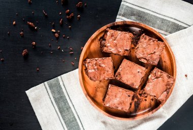 Bir ahşap plaka yakın çekim, üstten görünüm üzerinde ev yapımı çikolatalı kek