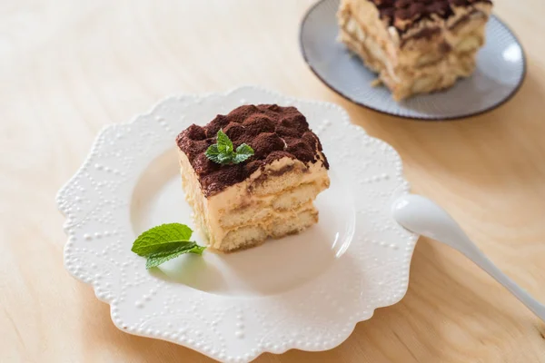 Exquisites italienisches Tiramisu-Dessert auf einem Porzellanteller — Stockfoto