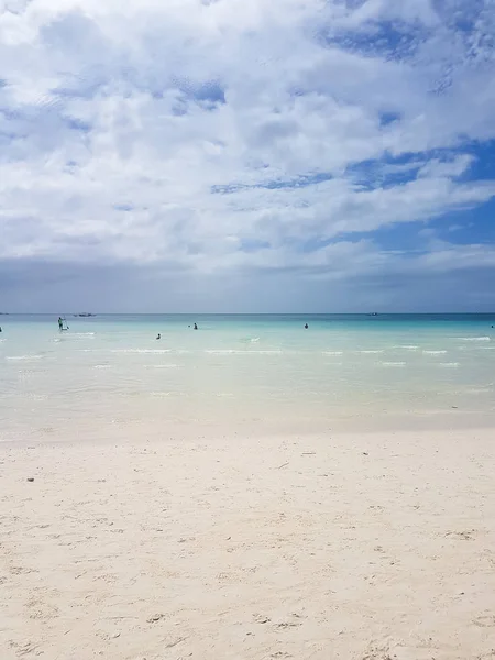 Oceano, praia branca céu azul areia sol luz do dia relaxamento paisagem miradouro para design cartão postal e calendário — Fotografia de Stock