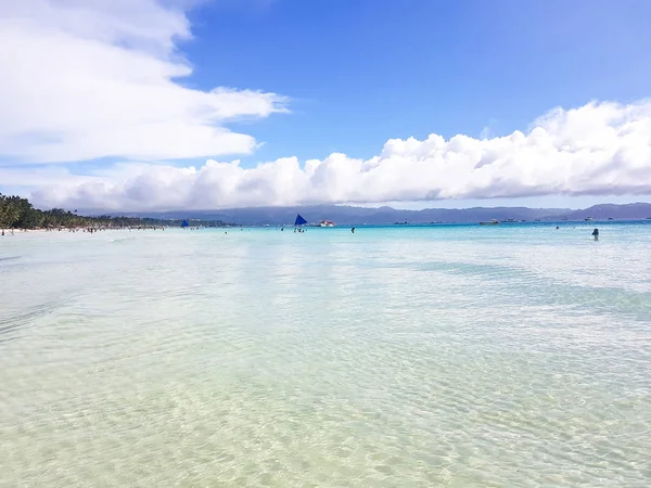 Océano, playa blanca cielo azul arena sol luz del día relajación paisaje mirador de diseño postal y calendario — Foto de Stock