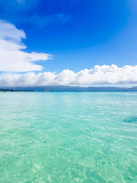 海、白いビーチ青い空砂太陽日光リラクゼーション風景視点デザインはがきやカレンダーの — ストック写真