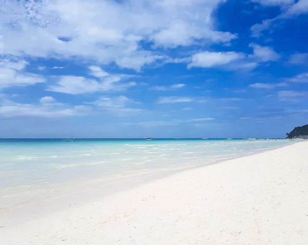Óceán, fehér strand kék ég homok nap nyári pihenés táj szempontból design képeslap és a naptár — Stock Fotó