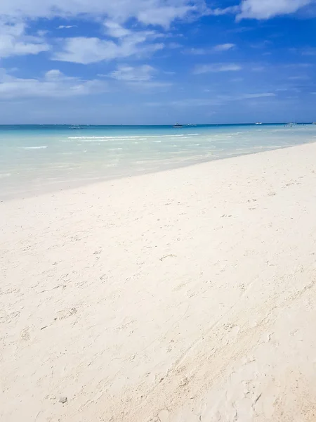 Oceaan, witte strand blauwe hemel zand zon daglicht ontspanning landschap gezichtspunt voor ontwerp briefkaart en kalender — Stockfoto