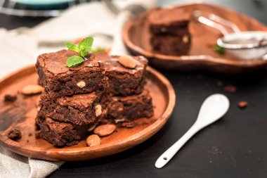 Nane ve badem ile lezzetli çikolatalı kek bir ahşap tabak