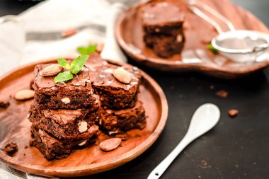 Nane ve badem ile lezzetli çikolatalı kek bir ahşap tabak