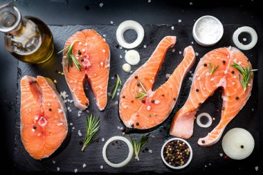 Somon steak, biber ve tuz, beton tablo, kopya alanı üstten görünüm otlar siyah taş