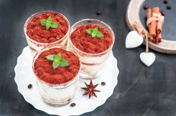 Tiramisu luxus desszert egy pohárba, menta, fekete alapon — Stock Fotó