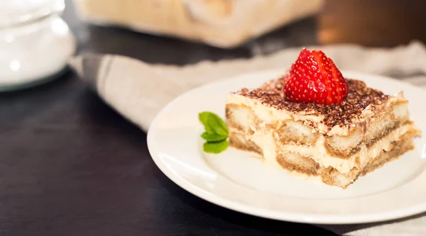 Σπιτικό τιραμισού τούρτα διακοσμημένη με φράουλες, ιταλική κουζίνα, επιλεκτική εστίαση — Φωτογραφία Αρχείου