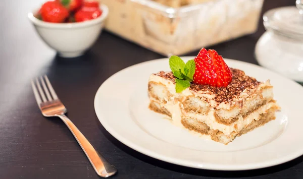 Tarta de tiramisú casera decorada con fresas cocina italiana, enfoque selectivo — Foto de Stock