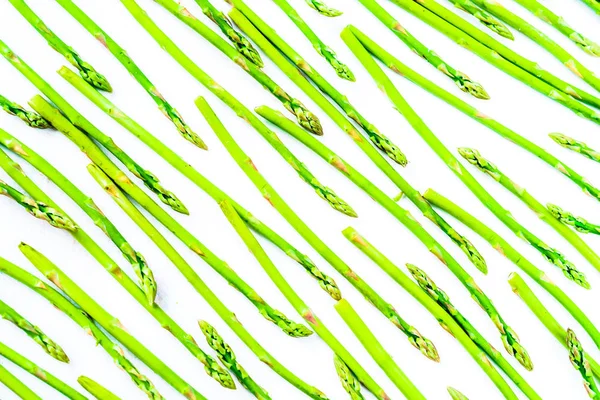 Asparagi, un mazzo di asparagi freschi su un tagliere di legno — Foto Stock