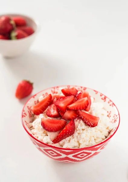 Desayuno saludable: Queso Cottage con fresas — Foto de Stock