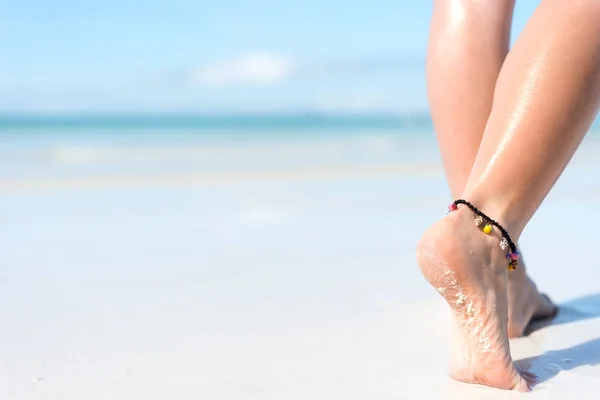 Conceito de viagem na praia. Sexy Legs em Tropical Sand Beach. Pés femininos ambulantes. Fechar. — Fotografia de Stock