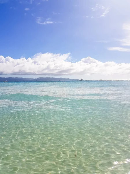Oceaan, witte strand blauwe hemel zand zon daglicht ontspanning landschap gezichtspunt voor ontwerp briefkaart en kalender — Stockfoto