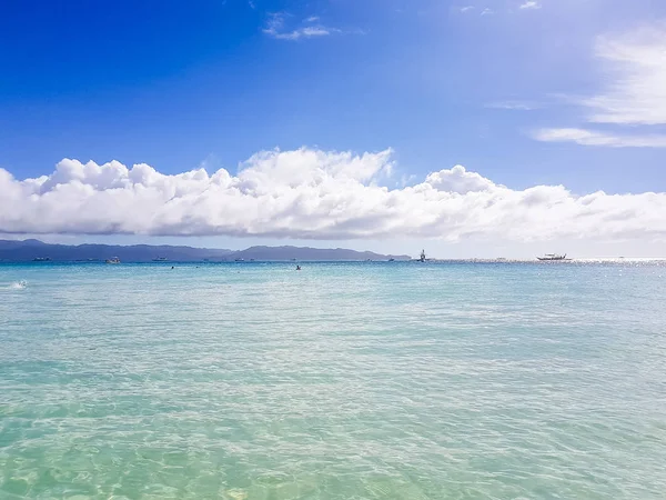 Arena blanca, océano y cielo azul, isla tropical en el Océano Pacífico — Foto de Stock