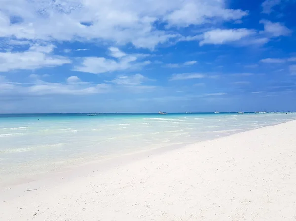 Fehér homok, az óceán és a kék ég, trópusi sziget a Csendes-óceán — Stock Fotó