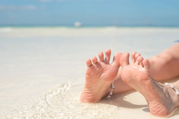 Pés, sola de pés contra o mar Pedicure e pé Spa .Care para os saltos e solas dos pés .Foot massagem . — Fotografia de Stock
