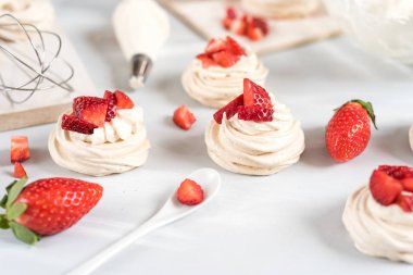Çilek pavlova kek yuva, beze dekorasyon mutfak masasında