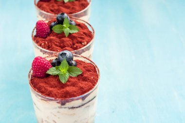 tiramisu, lüks tatlı bir bardak nane, ahududu ve yaban mersini