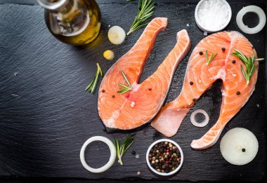 Somon steak, biber ve tuz, beton tablo, kopya alanı üstten görünüm otlar siyah taş