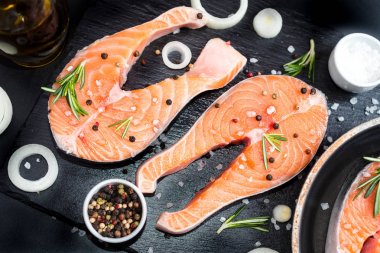 Taze çiğ hazırlıksız balık somon veya alabalık, biftek, bir tavada pişirme için tuz, biber siyah taş beton masaya, kopya alanı Üstten Görünüm