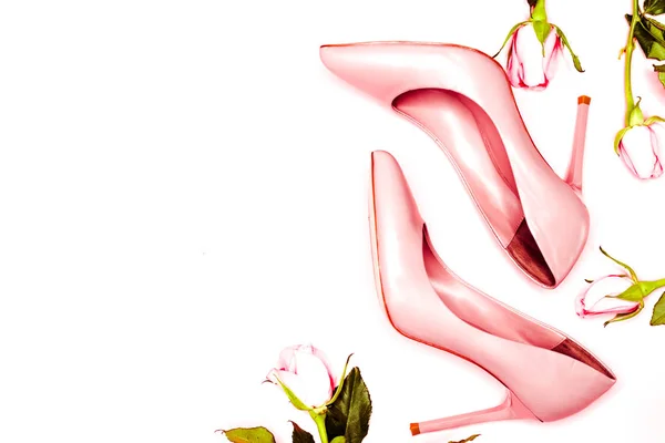 美容ブログのコンセプトです。ピンクの裸女性 shoeson 白背景。フラット横たわっていた、トップ ビュー流行のファッション フェミニンな背景. — ストック写真