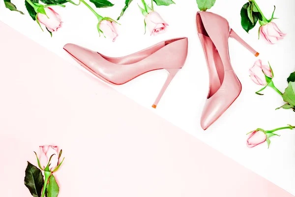 美容ブログのコンセプトです。ピンクの裸女性 shoeson 白背景。フラット横たわっていた、トップ ビュー流行のファッション フェミニンな背景. — ストック写真