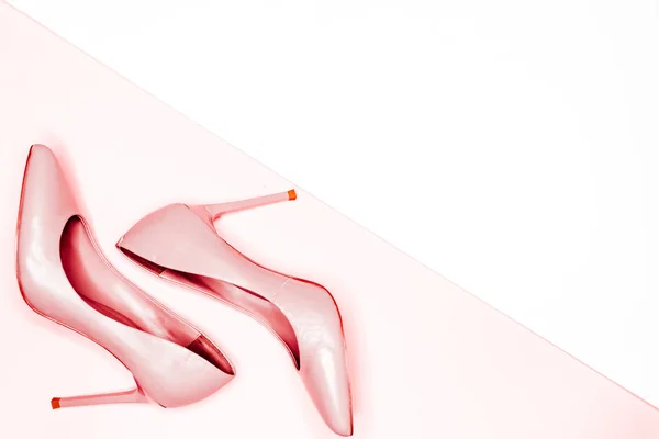 美容博客的概念。粉红色的裸体女性 shoeson 白色背景。平躺, 顶视图新潮时尚女性背景. — 图库照片