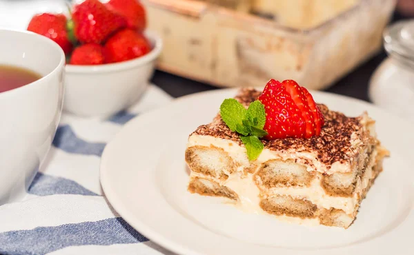 Torta tiramisù decorata con fragole Cucina italiana, Focus selettivo — Foto Stock