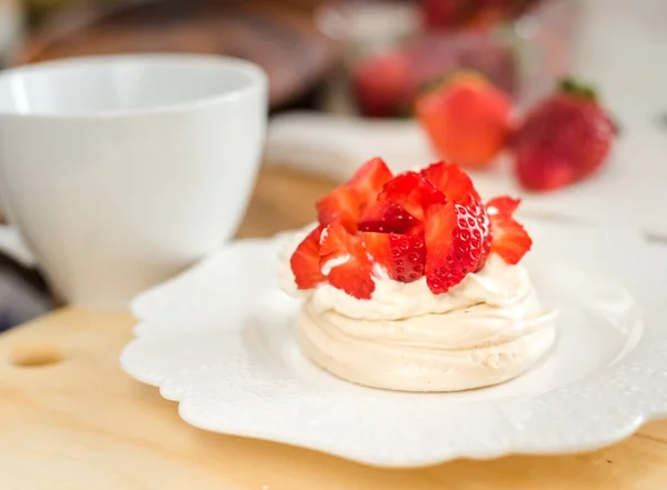 Pequeño merengue Pavlova postre con fresa — Foto de Stock