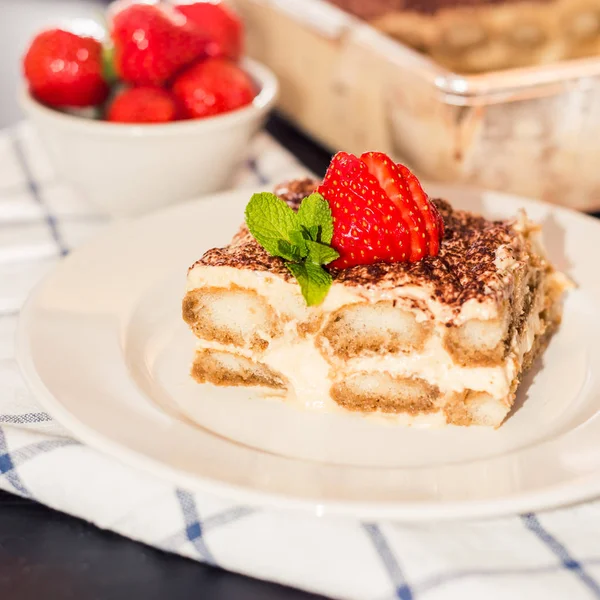 Torta tiramisù decorata con fragole Cucina italiana, Focus selettivo — Foto Stock