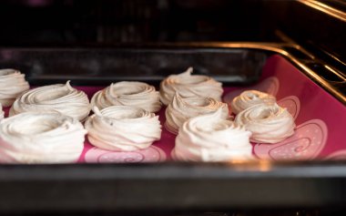 Fırında pişirme Beyaz lezzetli beze yuva