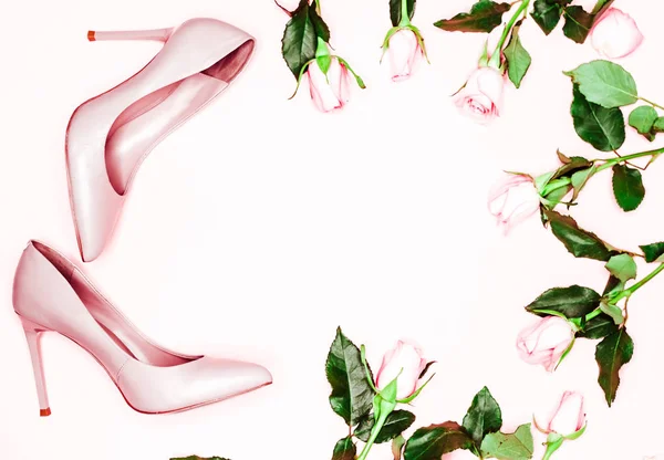 ピンクの背景にパステル ピンクの女性の高いヒールの靴。フラット横たわっていた、トップ ビュー流行のファッション フェミニンな背景。美容ブログのコンセプトです。ファッションのブログを見て. — ストック写真