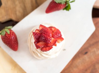 küçük beze Pavlova tatlı çilek ile