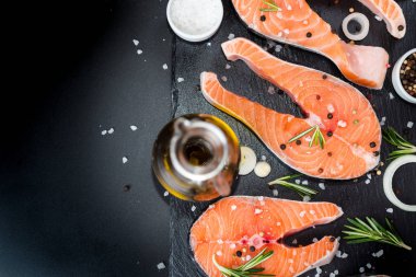 Somon steak, biber ve tuz, beton tablo, kopya alanı üstten görünüm otlar siyah taş