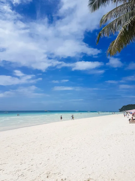 熱帯の海のビーチ、青い空、雲、晴れた日 — ストック写真