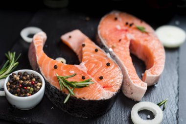 Karanlık taş zemin üzerine Çiğ somon biftek