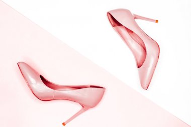 Güzellik blog kavramı. pembe çıplak kadın shoeson beyaz arka plan. Düz yatıyordu, en iyi görünümü trendy moda kadınsı arka plan.