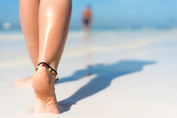 Strand reizen concept. Sexy benen op tropische zandstrand. Vrouwelijke voeten lopen. Closeup — Stockfoto