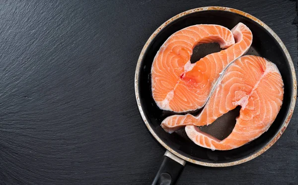 Salmão de peixe cru fresco despreparado ou truta, bifes, numa frigideira, vista superior — Fotografia de Stock