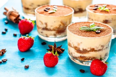 Ev yapımı İtalyan tatlı tiramisu çilek ve nane cam ile