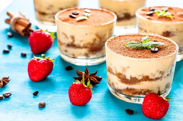 Zelfgemaakte Italiaans dessert tiramisu met aardbeien en munt in glas — Stockfoto