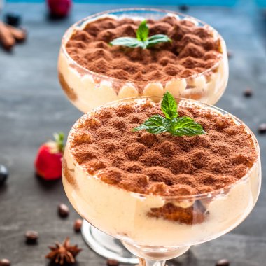 Bir cam siyah bir zemin üzerine İtalyan tatlı tiramisu.